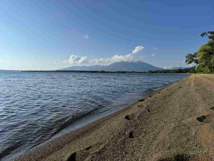 浜辺から磐梯山