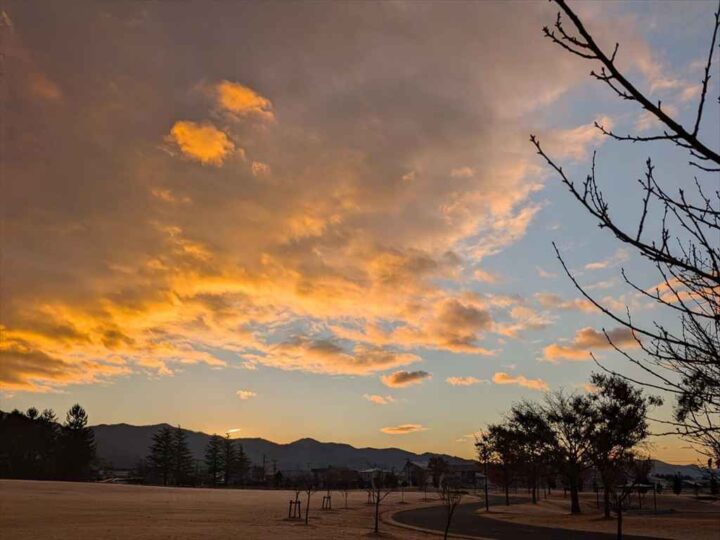 オレンジ色と空色