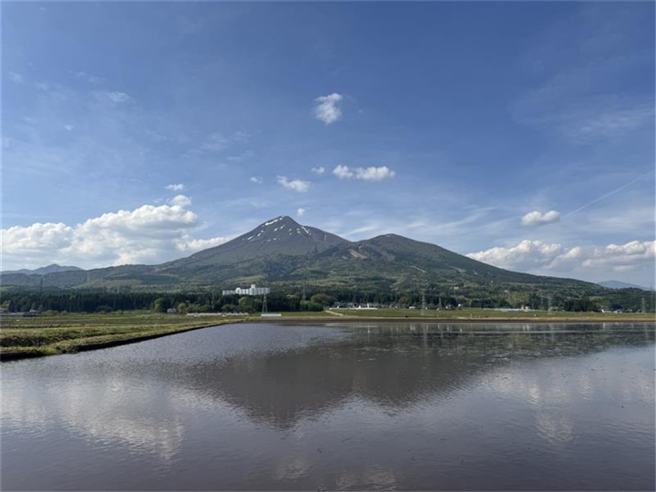 田んぼに映る青い空と磐梯山