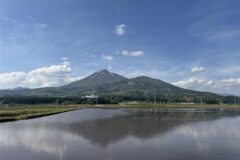 田んぼに映る青い空と磐梯山