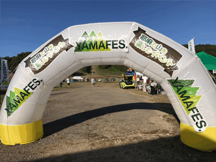過去に開催されたYAMAFES.のアーチ
