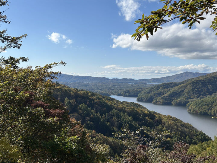 小野川湖(手前)と桧原湖(奥)