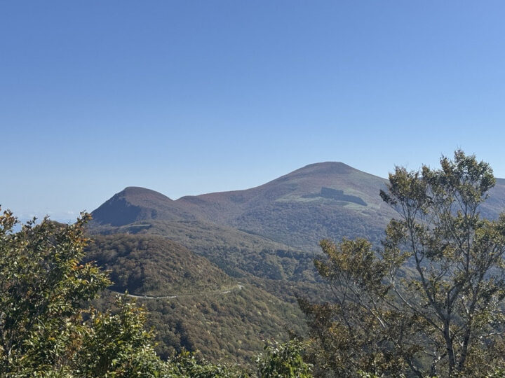 湖見峠手前の待避所から見える箕輪山