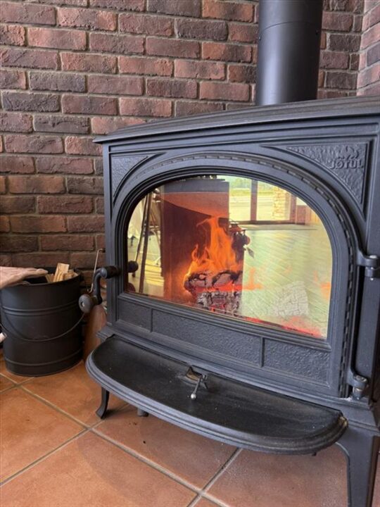 総合案内所薪ストーブ