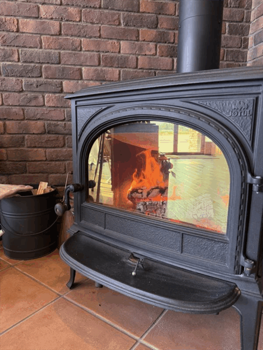 総合案内所薪ストーブ