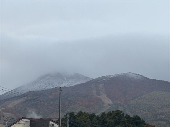 うっすらと雪化粧した山頂　11月3日撮影