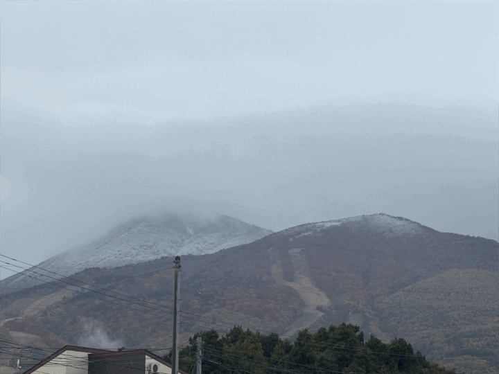 うっすらと雪化粧した山頂 11月3日撮影
