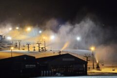 ライトに照らされた幻想的なゲレンデ