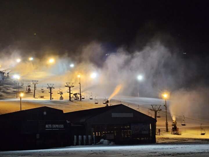 ライトに照らされた幻想的なゲレンデ