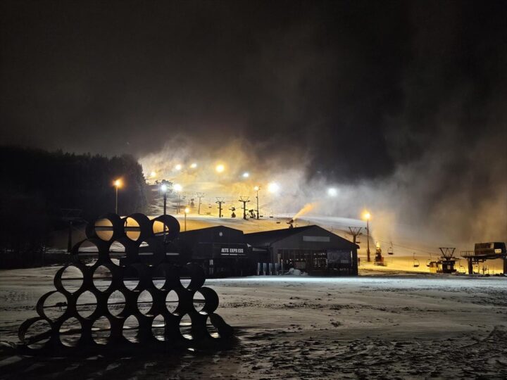 降雪機が雪を吹き付ける迫力ある光景