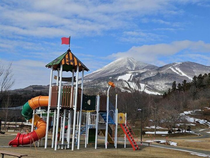 遊具と磐梯山