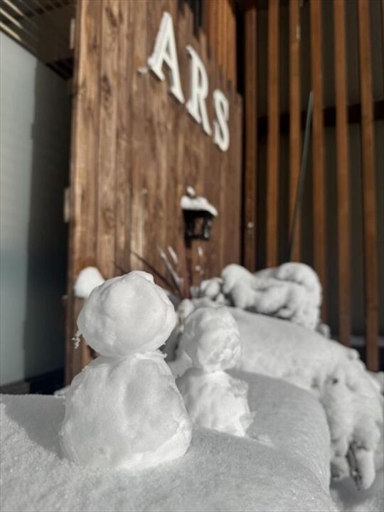 ARSのロゴと並ぶ雪だるま