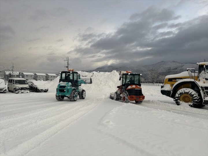 雪を押す除雪車