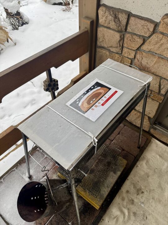 フタを紐で縛った冬仕様のコンロ