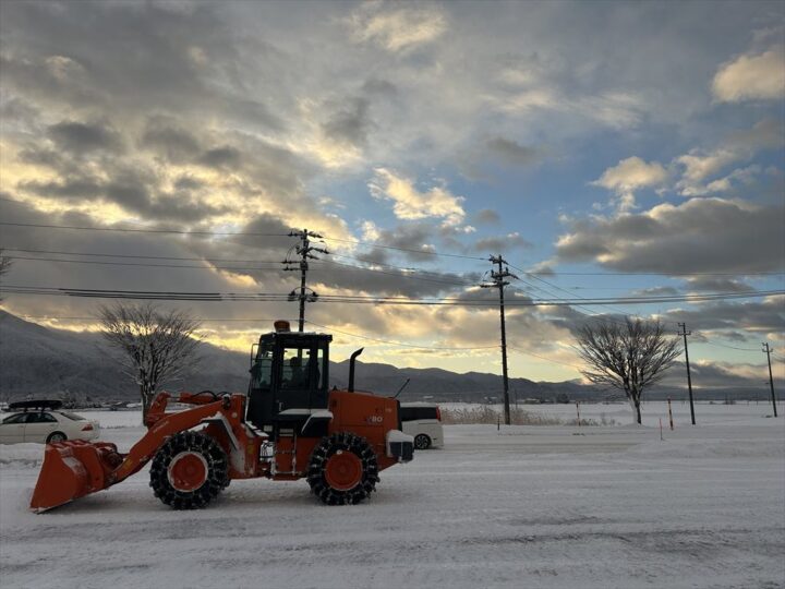 青空を背に走る除雪車