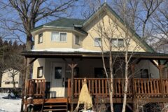 青空と雪景色に映えるしゃくなげ8号館外観