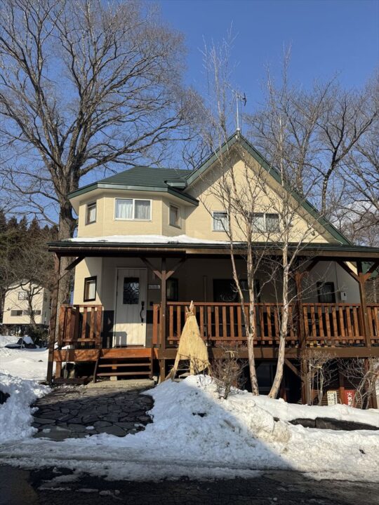 青空と雪景色に映えるしゃくなげ8号館外観