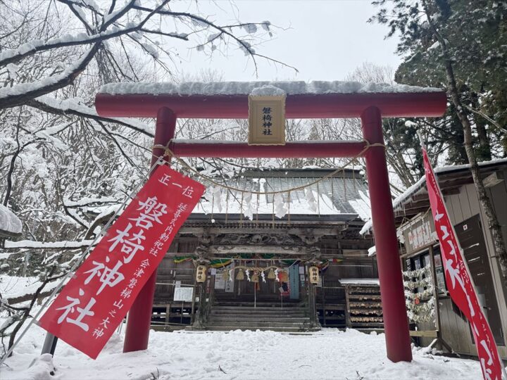 静まりかえった境内