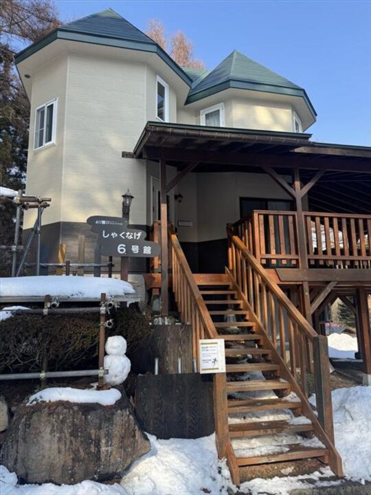 しゃくなげ6号館と雪だるま