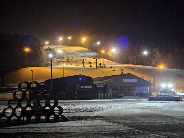 向かってくる圧雪車