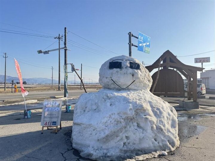 総合案内所前の巨大雪だるま
